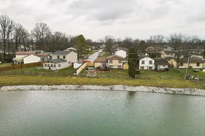 Image de Pondside Retreat 4br w/ Hot Tub & Pool Table & Bbq