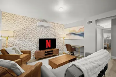 Image de 5 Mins to Dt-500Mbps WiFi-Parking-W/D-KingBed-Tv!