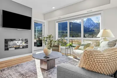 Image de ☀️Rocky Mountain View Retreat |Hot Tub & Pool ☀️
