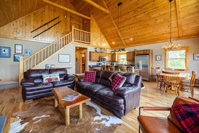 Image de Chalet with Stunning Views, Hot tub, Cozy Fireplace, and Game Room!