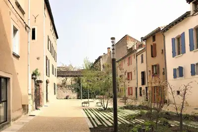 Image de Appartement, place Saint Priest, 1er étage, 2 étoiles