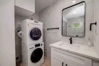 Image de 3 Bed/2 Bath Cozy Med Apartment