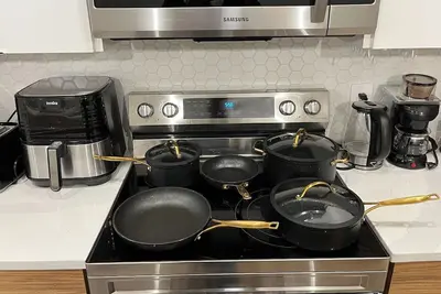 Image de Stylish New Home, Near Shops, WiFi, 2v Garage, Smart Tv, Private Yard, Near ✈️.