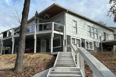 Image de Family-Friendly Lakefront Home with Hot Tub, Firepit, Dock & Breathtaking Views!