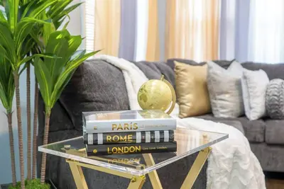 Image de Wine Down\nEscape to the Windy City & indulge in the ultimate Chicago experience