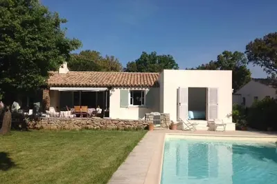 Image de Villa provençale avec piscine au bord d'un golf proche de la plage