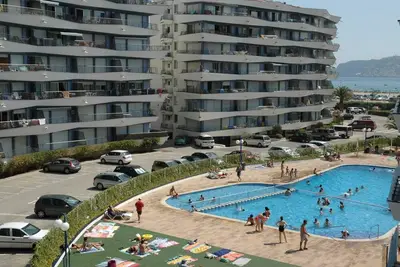 Image de Appartement en Bord de Mer avec Piscine