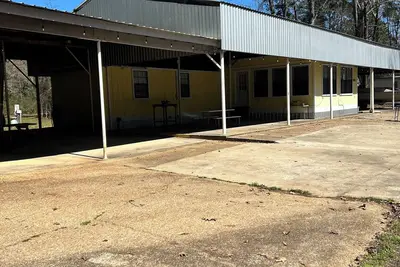 Image de 3 Bedroom 2 bath with plenty of covered parking!