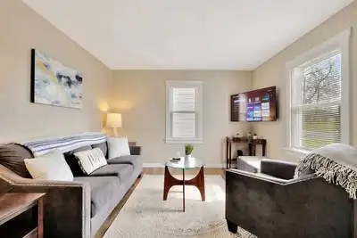 Image de Relaxing - 2 Bdrm - Dog Friendly Home!