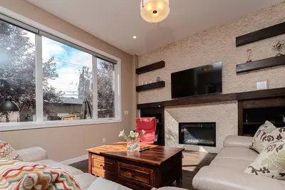 Image de Elegant home Near UofC | 2King+2Queen