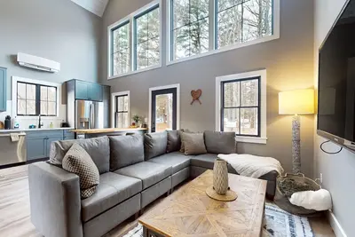 Image de Contemporary Condo with Skiing Nearby and a Washer/Dryer