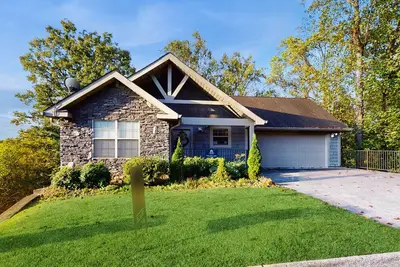 Image de Cabin with stunning interiors, shared pool, hot tub, & free attraction tickets