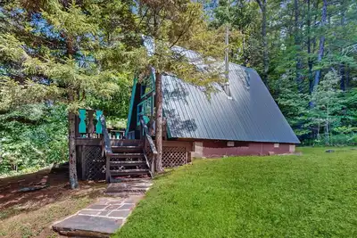 Image de Charming gingerbread A-frame situated on 3 acres, woodstove, A/C, deck