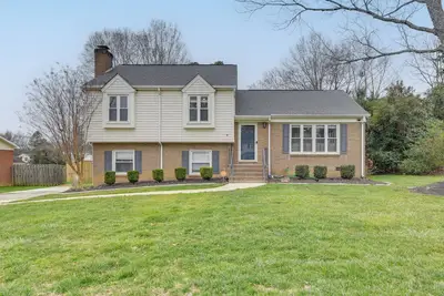 Image de 8 Mi to Uptown: Home w/ Hot Tub in Charlotte!