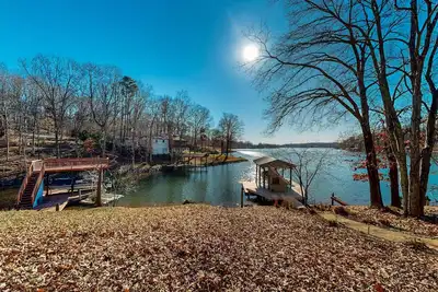 Image de Spacious waterfront house w/patio, deck, fire pit & grill