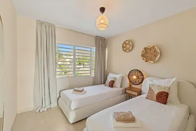 Image de Centrally located home with pool, private parking and close to everything!