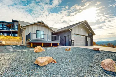 Image de Spacious mountain view home with gas fireplace, game room & heated 4 car garage