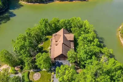 Image de Stunning 5 Acre Lake Cabin, Community Pool - Easy Drive