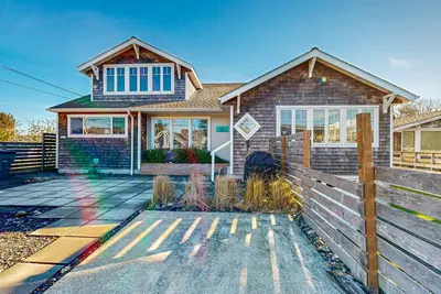 Spacious home with arcade games, ping pong and foosball tables, close to beach