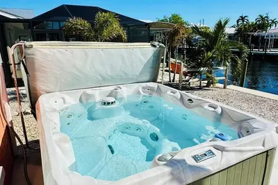 Image de 3br Waterfront townhome Matlacha with hot tub, boat dock WiFi, bikes and kayaks