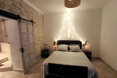 Image de Love room avec Jacuzzi intérieur et piscine privée au milieu des bois