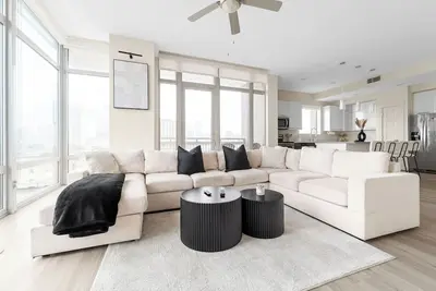 Image de Modern 2br Condo with Free Parking & Downtown Houston Views