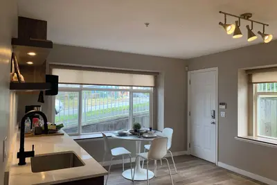 Image de Brand new 2025 Scandinavian style Designer Suite, near SkyTrain Vancouver