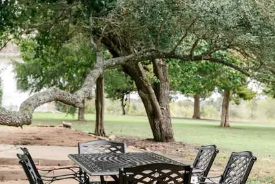 Image de Cozy Cottage with Scenic Outdoor & Fire Pit + Minutes From Round Top Shopping