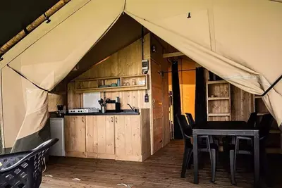 Image de Tente safari de luxe Woody 25 pour 4 personnes incluant des installations sanitaires et une cuisine. 4 personnes