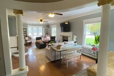 Image de Charming Victorian home with a modern twist. Historic Toledo neighborhood.