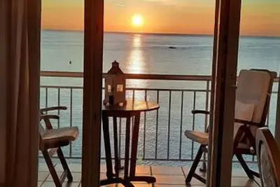 Image de La Casa del Port. First line of the beach. Views of the bay and its sunrises.