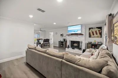 Image de Cozy 3/2 home, 11 miles to Wec, fenced, pet-friendly, strong WiFi and game room