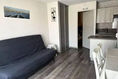 Image de T1 fonctionnel avec parking, proche gare et plage