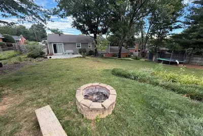 Image de Spacious 5-bedroom house with fenced in backyard in Roanoke, Virginia.