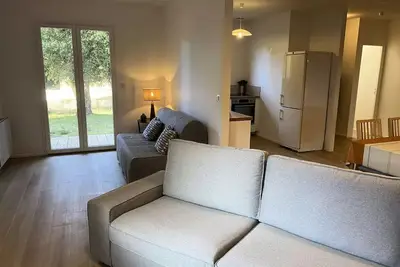 Image de 149 - Élégante maison rénovée avec goût et son parc verdoyant