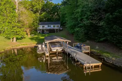 Image de New! Lake, Dock, Pool Table, Firepit, Deck, Yard, Firepit