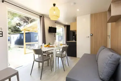 Image de Mobil-Home Premium 30m2 (2 Schlafzimmer - 4 Personen) + Terrasse + Tv + Bettwäsche und Handtücher 4 Personen