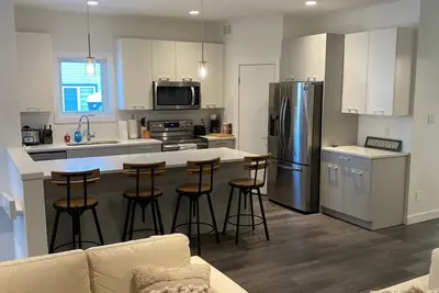 Image de 5 Bedroom, 2 kitchen Fresh home