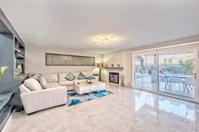 Image de family-friendly home with in/out games & pool