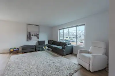 Spacious 5 - Bedroom Oasis in Penticton