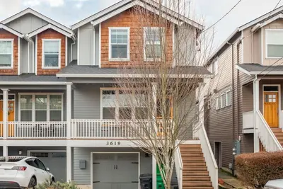 Image de Monthly Rental - 3 Bedroom 2. 5 Bathroom Furnished Townhouse