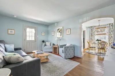 Image de Charming 3 Bed Cape Cod in Richmond close to hospitals, restaurants and more.