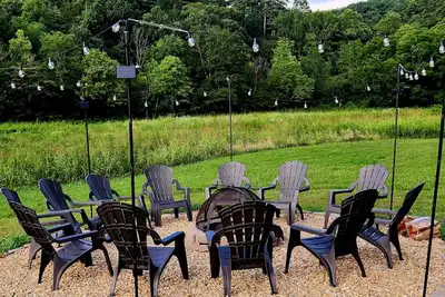 Image de Waldens Creek Hideaway on the farm with theater room and hot tub.