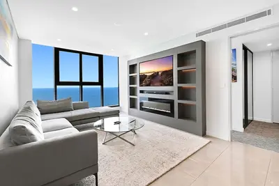 Image de 61 Floor Ocean View 2br | Parking | Walk to Beach