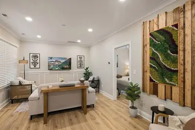 Image de Unwind in cozy home, king beds, family friendly, walk to Camp N End, near Uptown