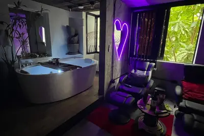 Image de In the heart of downtown Armenia, you will find El Corazon Rojo with Jacuzzi.