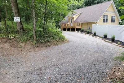 Image de Cozy 2-bedroom rural coach house convenient to I-75 and the Knoxville area.