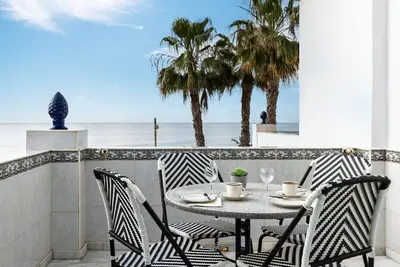 Image de Appartement 'Beachfront Apt Torrox Costa' avec vue sur mer, Wi-Fi et climatisation