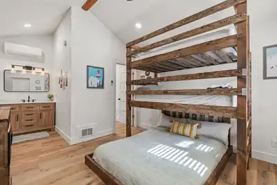 Image de #1 Ski Cabin! Newly Remodeled! Ac! Sleeps 4!