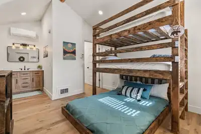 Image de #4 Bear Lake Cabin! Newly Remodeled! Ac! Sleeps 4!